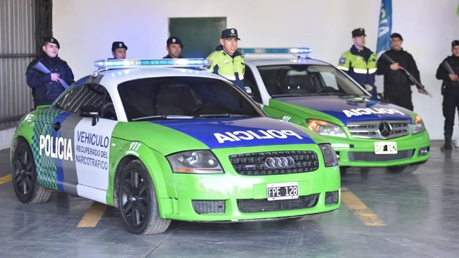 policía bonaerense a devolver a narcos dos autos de alta gama