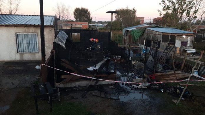 Tragedia en Buenos Aires: se incendió una casa y murió un matrimonio y sus cinco hijos