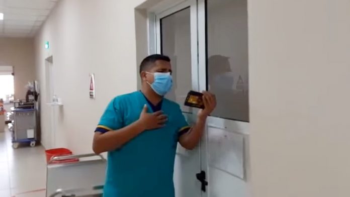 Un ambulanciero les canta a los pacientes con coronavirus para 