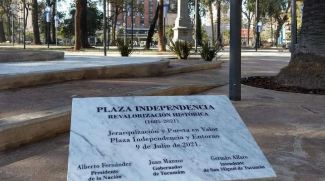 El increíble error ortográfico que obligó a las autoridades de Tucumán a retirar una placa de una plaza