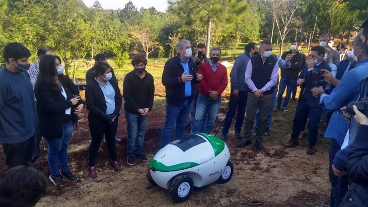 Presentaron en Misiones el Huampa 1: un simpático robot que contribuirá al cuidado de cultivos en la chacra