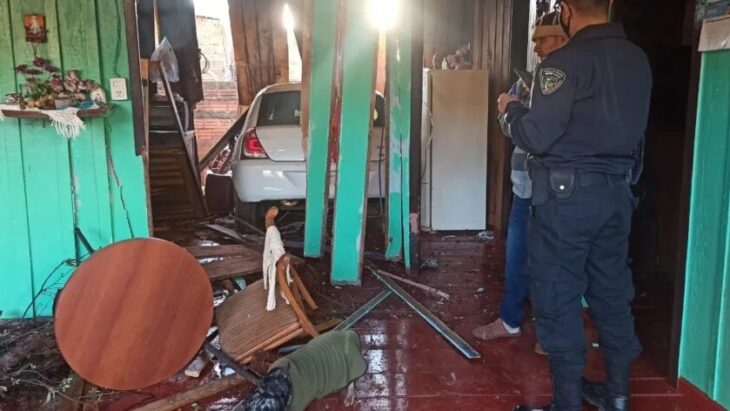 Una conductora atravesó de lado a lado una casa de madera en Puerto Iguazú