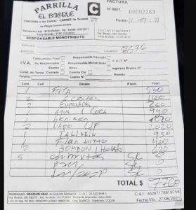 Córdoba: una familia fue a comer a una parrilla y se negó a pagar el ticket dónde le cobraban $420 por ponerle crema a los fideos