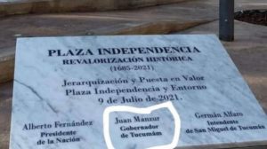 El increíble error ortográfico que obligó a las autoridades de Tucumán a retirar una placa de una plaza