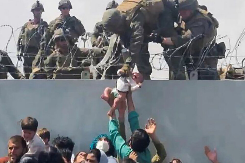 bebé entregado a los soldados estadounidenses