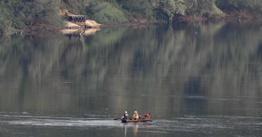 paraguayos cruzan en canoa el Paraná