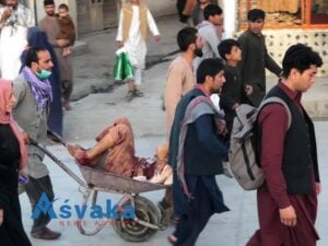 Los primeros videos y fotos del atentado en las afueras del aeropuerto de Kabul