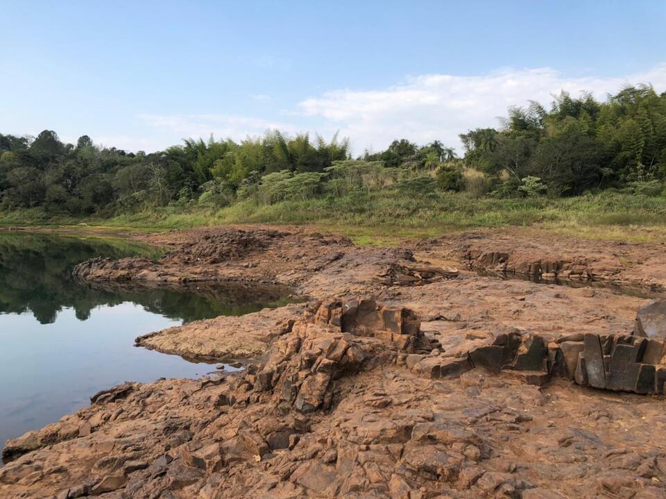 Mirá las fotos y videos de la bajante histórica del río Paraná en Montecarlo: donde antes había agua, hoy se observan piedras