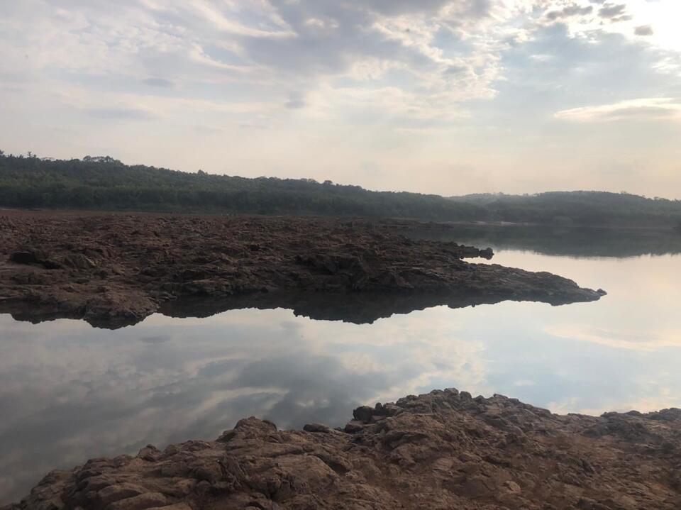 Mirá las fotos y videos de la bajante histórica del río Paraná en Montecarlo: donde antes había agua, hoy se observan piedras