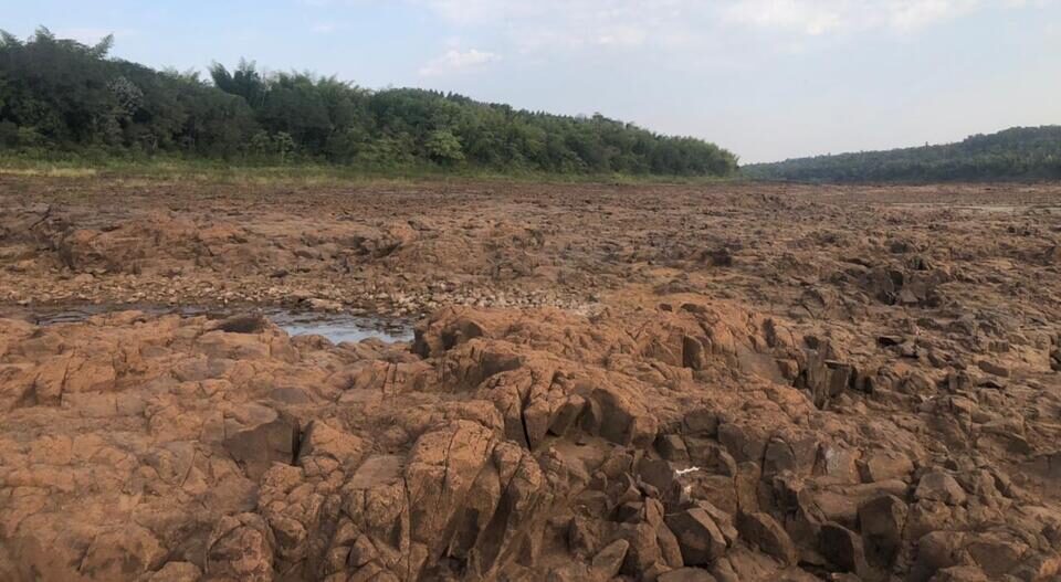Mirá las fotos y videos de la bajante histórica del río Paraná en Montecarlo: donde antes había agua, hoy se observan piedras