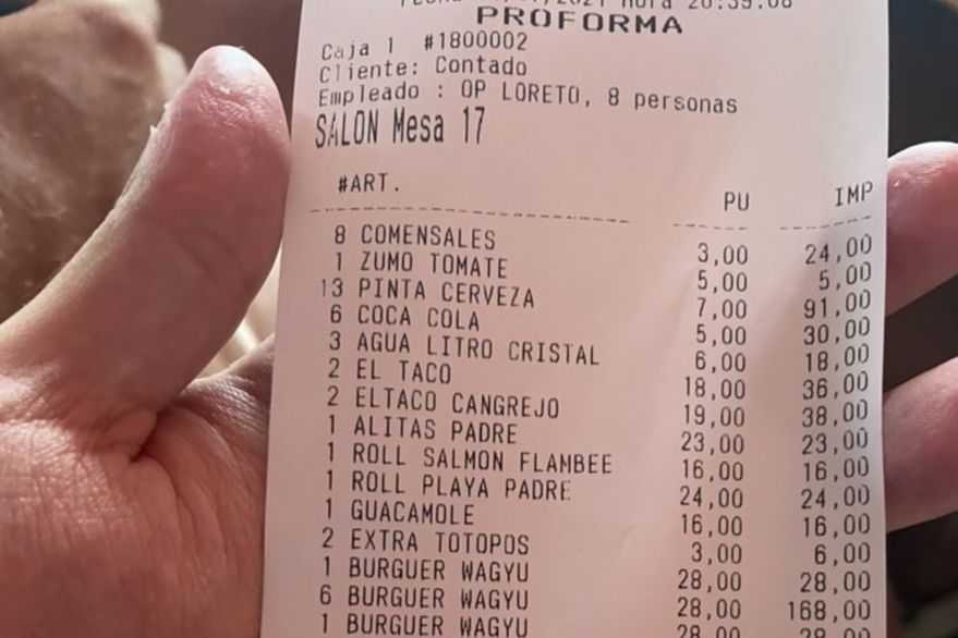 Publicó el ticket de una cena para quejarse del precio, pero un detalle odioso lo hizo viral