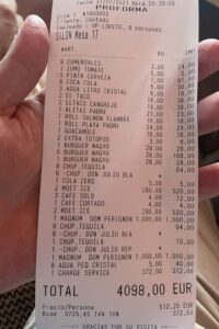 Publicó el ticket de una cena para quejarse del precio, pero un detalle odioso lo hizo viral