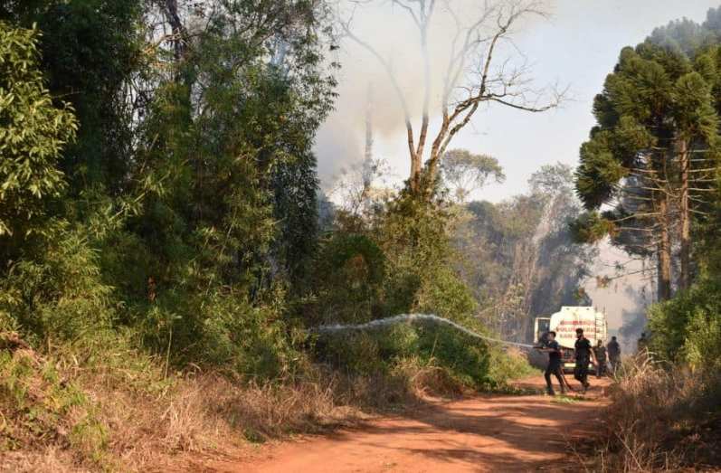 El humo por los incendios forestales en la región invade el cielo de Posadas