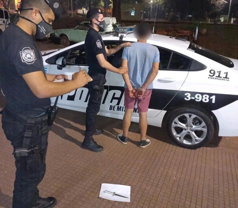 detenidos por amenazar con cuchillos