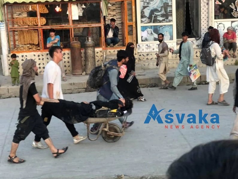 Los primeros videos y fotos del atentado en las afueras del aeropuerto de Kabul
