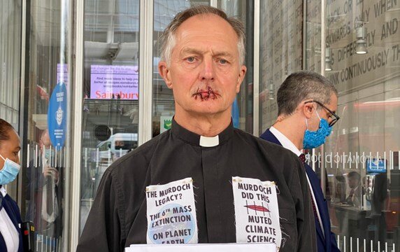 Un sacerdote se cosió los labios para protestar en contra del cambio climático