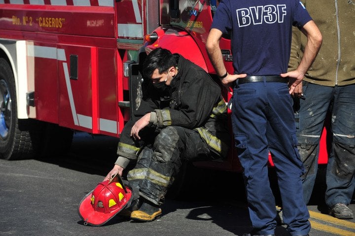 Incendio trágico en Caseros: confirman la muerte de un tercer bombero