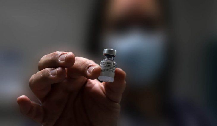Enfermera inyectó a más de 8 mil de personas con suero en lugar de la vacuna contra el coronavirus