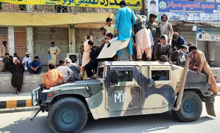 Caos en Afganistán: el presidente huye y los talibanes ya planean una transferencia del poder