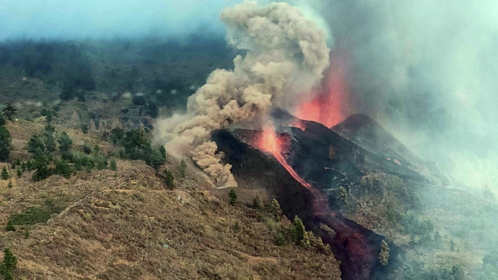 La lava del volcán en Canarias desciende hacia la costa destruyendo todo a su paso