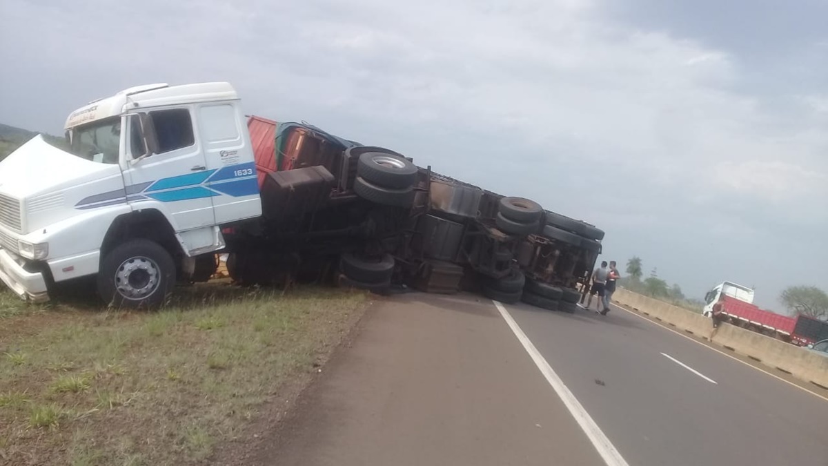 Volcó un camión cargado con madera en la Ruta 12 en el acceso a Cerro Corá