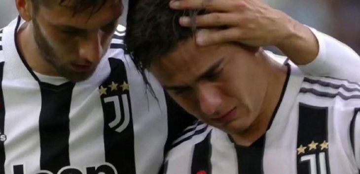 Dybala salió entre lágrimas del partido con la Juventus.