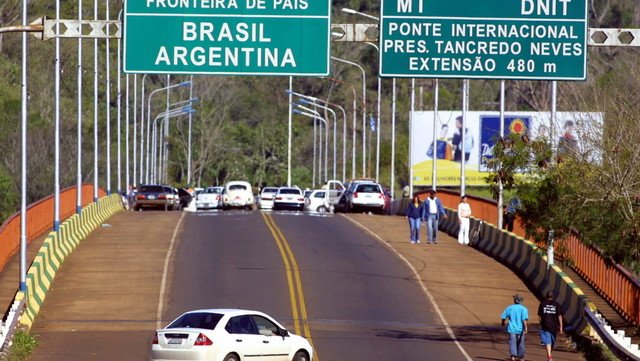 Apertura del puente Internacional Tancredo Neves | Ingresó al país una familia varada durante 2 meses en Brasil: “Estamos muy contentos, la organización fue impecable” aseguraron
