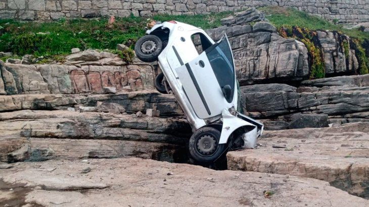 auto cayó al vacío en la costa
