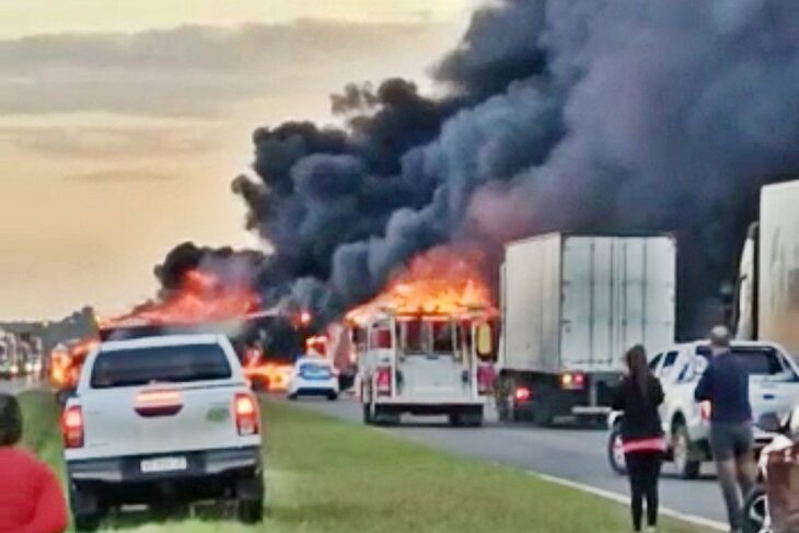 Video | El choque entre camiones y un auto desató un impactante incendio sobre la ruta 14