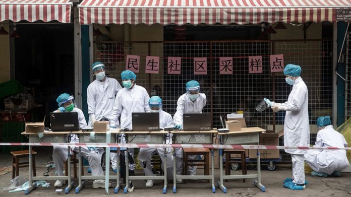 China cancela cientos de vuelos por nuevos brotes de coronavirus