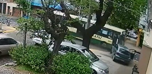 Un colectivero que conducía borracho chocó contra un auto y mató a un hombre