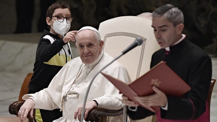 El curioso momento del Papa y un niño que le quiso 