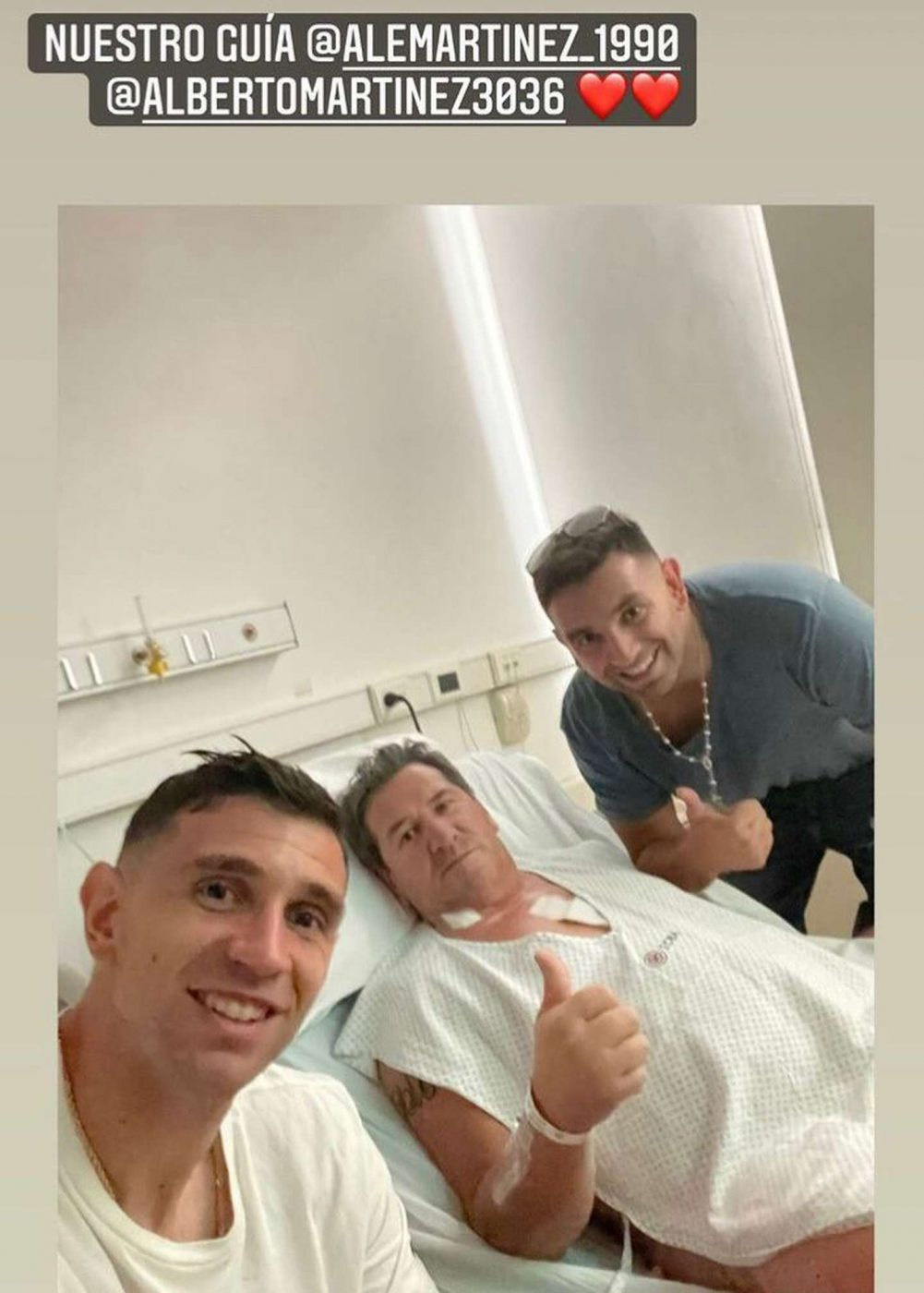Dibu Martínez publicó una foto en la clínica junto a su padre