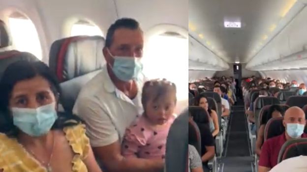Quisieron bajar de un avión a una beba