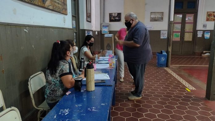 Bajo protocolos sanitarios, comenzaron las elecciones legislativas en Misiones
