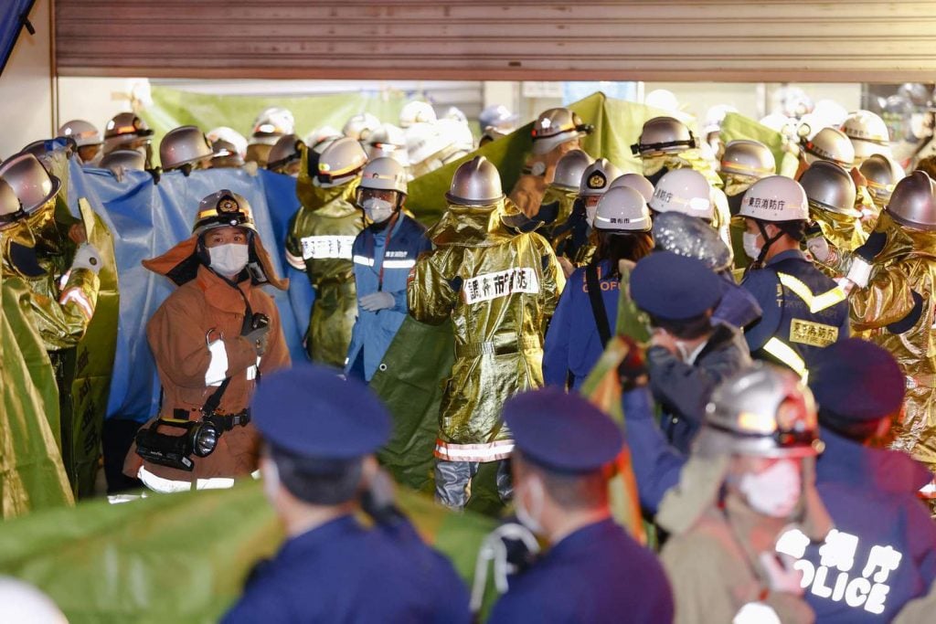 19 Un joven disfrazado de joker apunalo a 17 personas y prendio fuego a un tren