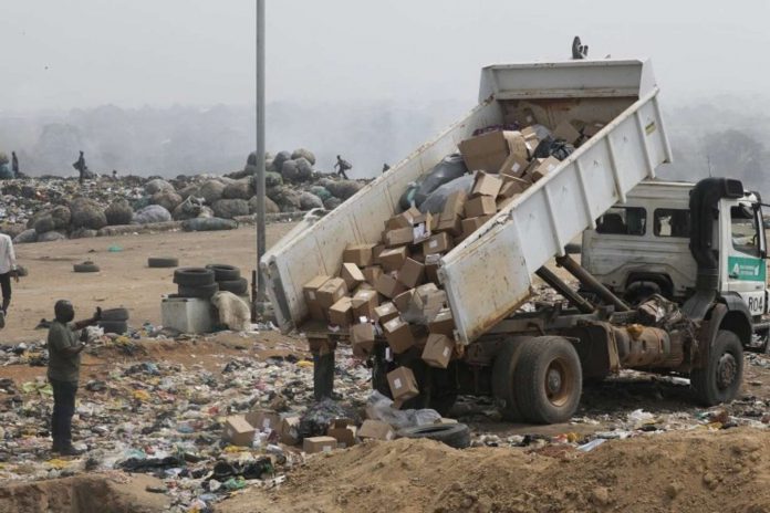 El gobierno de Nigeria tiró a un basural un millón de vacunas vencidas y criticò el sistema de donaciones