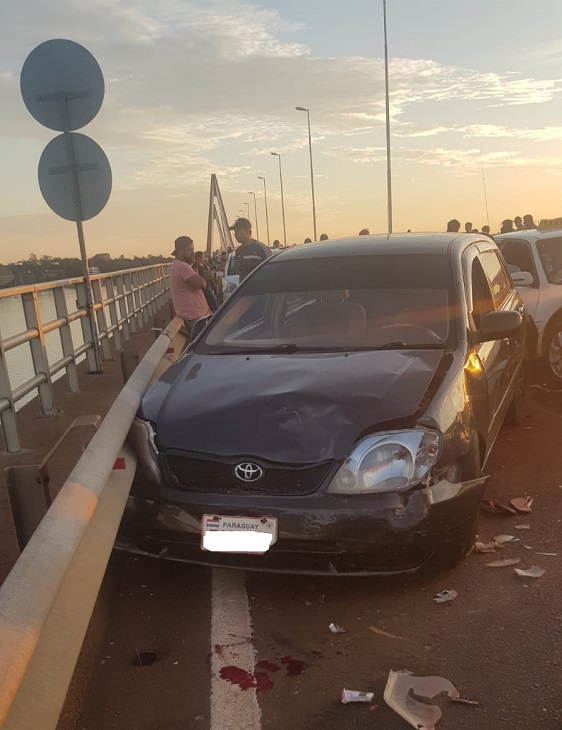 Taxista paraguayo se adelantó en la cola del puente internacional
