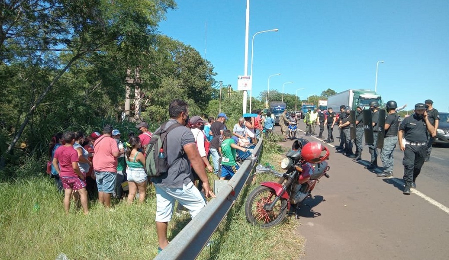 Cortes de ruta: la Policía despejó a los piqueteros que estaban en el Puente Arroyo Garupá y el tránsito vehicular se normalizó 