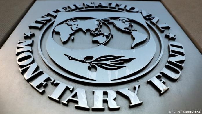 Adelantan la primera revisión del FMI al programa de Argentina