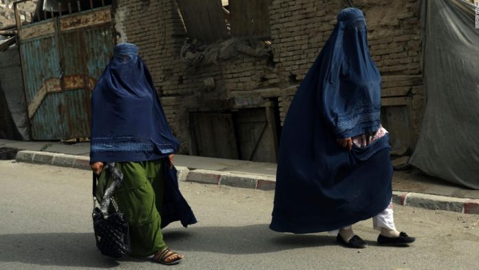 los talibanes prohibieron a las mujeres viajar