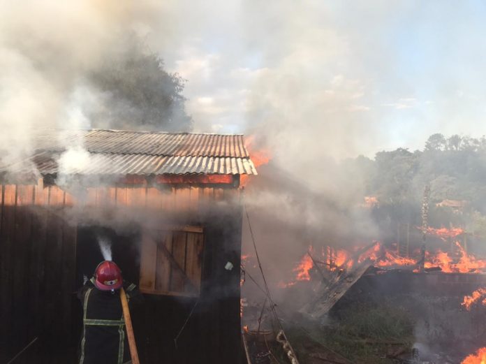 incendiar varias casas en Oberá