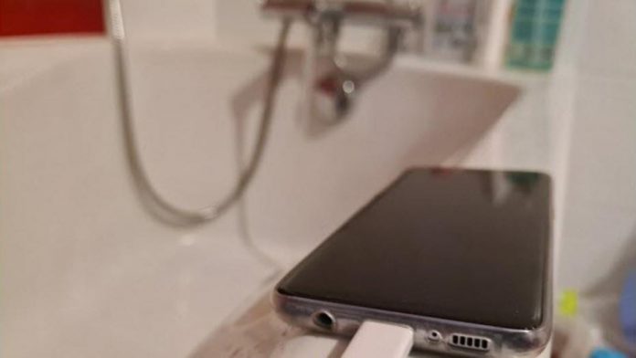 murió electrocutada tras caer su celular en la bañera