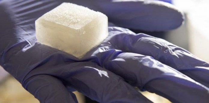 Inventaron cubitos de hielo de gelatina que no se derriten, son reutilizables y revolucionarían el medio ambiente