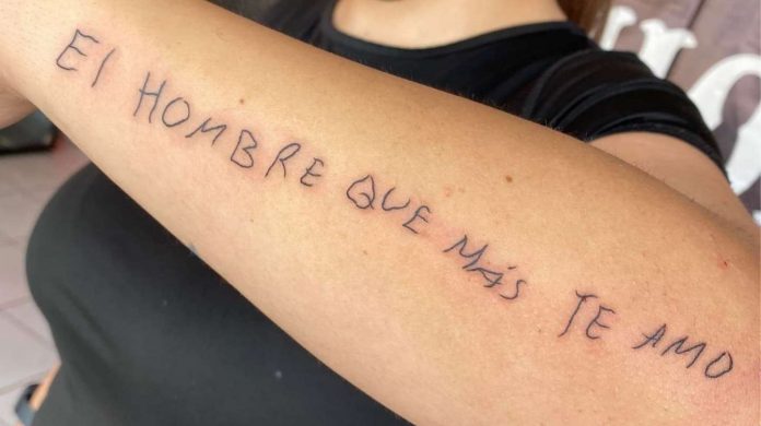 se tatuó el último mensaje que le escribió su papá antes de morir