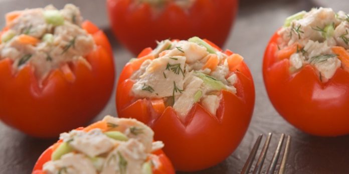 tomates-rellenos platos saludables para la mesa navideña
