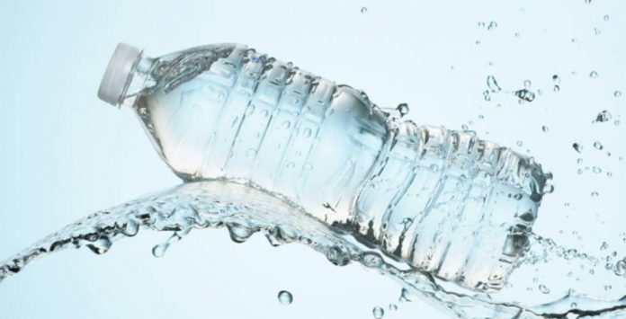 Ola de calor| Instalan un punto de hidratación en el centro de Posadas donde entregan botellas de agua