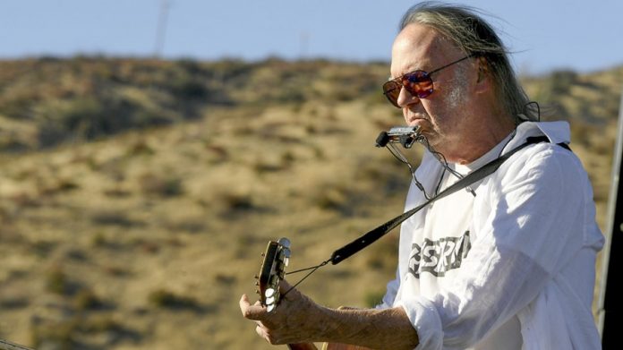 5e4ed9458dfc2_900 neil young