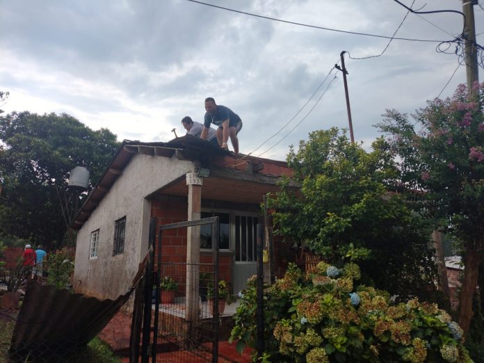 Temporal en zona centro| Los fuertes vientos causaron daños en barrios de Oberá y Leandro N. Alem