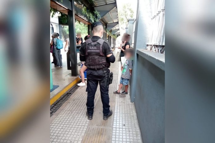 Posadas| Un niño de 7 años fue olvidado por su madre en una parada de colectivo, ya se encuentra con su familia